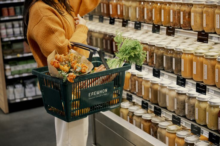 Canasta con alimentos frescos